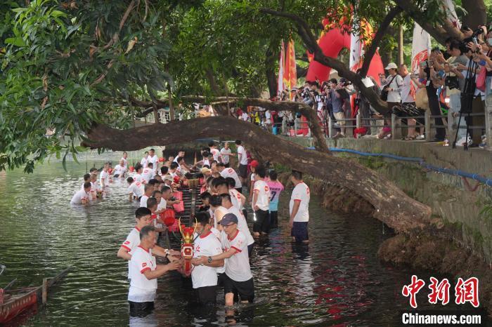 广东人赛龙舟,为啥这么“拼”?