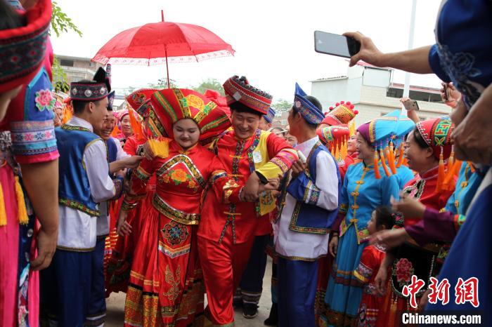 （走进中国乡村）古老婚俗带热壮族村庄游
