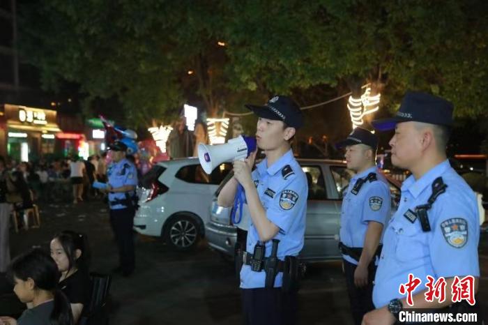 山西襄垣:“小喇叭民警”喊出来的平安秋夜