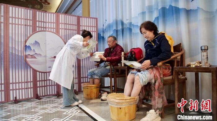 (走进中国乡村)甘肃宕昌发展康养旅游 千年药乡引客来